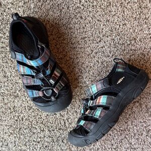 Keen | Black Sandals with Colorful Stripe Webbing